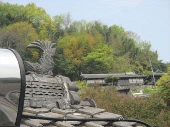 岡山県久米南町 屋根工事 セメント瓦 シャチホコがあります。