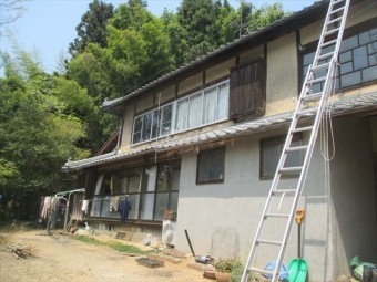 岡山県久米南町 屋根工事 セメント瓦 2階にハシゴ