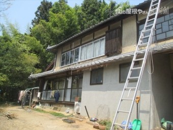 岡山県久米南町 屋根工事 セメント瓦 2階にハシゴ