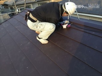 岡山市北区 スーパーガルテクトの棟ビス止め