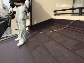 岡山市北区 スーパーガルテクトの壁際施工完成ブロアで掃除