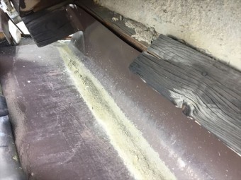 岡山市北区で雨漏り。谷板金