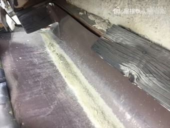 岡山市北区で雨漏り。谷板金