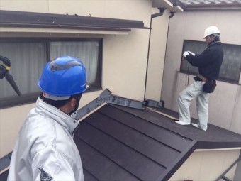 岡山市北区 スーパーガルテクトの壁際施工確認