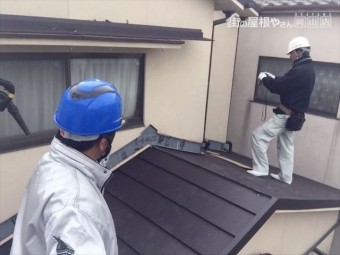 岡山市北区 スーパーガルテクトの壁際施工確認
