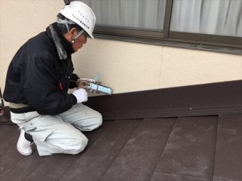 岡山市北区 スーパーガルテクトの壁際コーキング施工です。