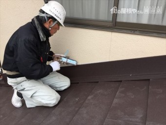 岡山市北区 スーパーガルテクトの壁際コーキング施工です。
