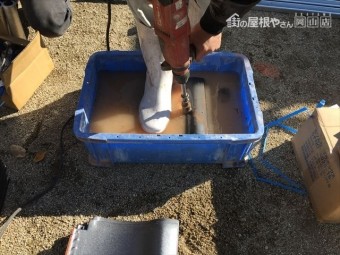 岡山市北区行った屋根リフォームの模様をご紹介いたします。瓦屋根葺き替え工事の為外した太陽光発電システムを復旧します。 太陽光メーカーが発行しといるIDカードを持っていないと、メーカー保証が受けられません