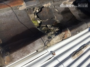赤穂郡上郡町 瓦が寒割れでわれています。