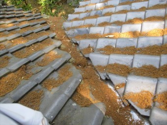 岡山県赤磐市 屋根工事 雨漏り修理 谷部点検 谷に落ち葉が