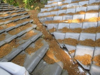 岡山県赤磐市 屋根工事 雨漏り修理 谷部点検 谷に落ち葉が
