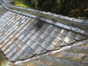岡山県赤磐市 屋根工事 雨漏り修理 谷部点検 谷の落ち葉を掃除