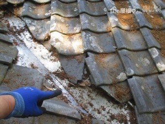 岡山県赤磐市 屋根工事 雨漏り修理 谷部点検 瓦ズレ