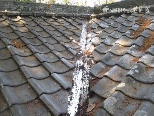 岡山県赤磐市 屋根工事 雨漏り修理 谷部点検 谷の落ち葉を掃除
