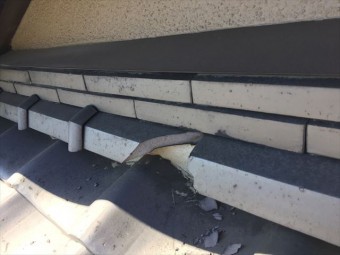 岡山市北区 屋根修理 ソフトボールが当たり瓦が割れています。