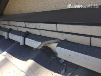 岡山市北区 屋根修理 ソフトボールが当たり瓦が割れています。