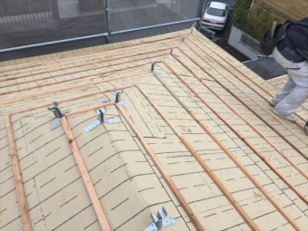 岡山市南区 強力棟の棟金具を付けていきます。