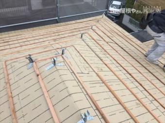 岡山市南区 強力棟の棟金具を付けていきます。