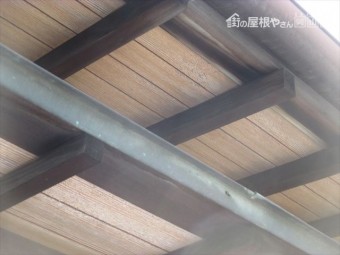 岡山市南区 屋根工事 雨漏り修理 軒天の傷みと小庇の傷み