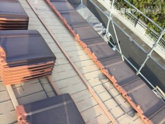 岡山市南区 2階平板瓦を配り軒瓦を施工です。