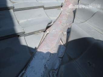 岡山市南区 屋根工事 雨漏り修理 谷板金廻りの瓦のズレ