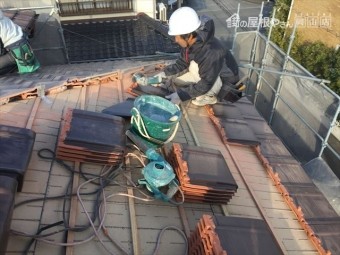 岡山市南区 2階平板瓦の棟瓦をカットしていきます。