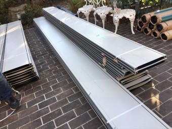 岡山市中区 屋根リフォーム工事 カバー工法 材料搬入