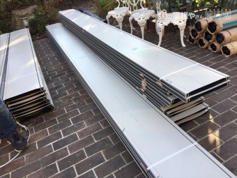 岡山市中区 屋根リフォーム工事 カバー工法 材料搬入