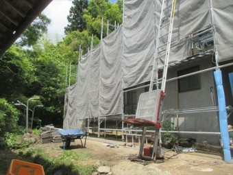 岡山県久米南町 屋根工事 雨漏り修理 瓦を降ろす機械を設置