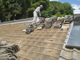 瓦降ろし作業中