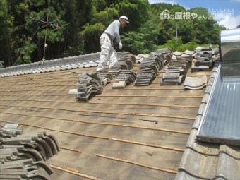 瓦降ろし作業中