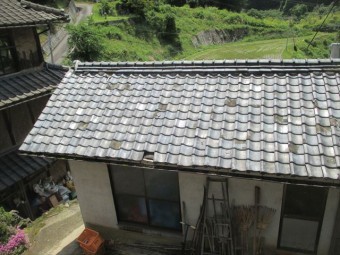 母屋の前の古い日本瓦