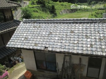 母屋の前の古い日本瓦