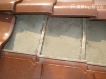 岡山市北区 割れ瓦補修工事 雨水が入っています