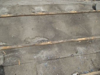 岡山市南区で屋根リフォーム セメント瓦を三州瓦に葺き替え 防水紙に雨漏り跡多数