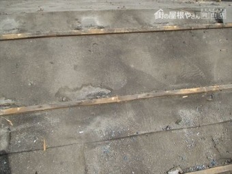 岡山市南区で屋根リフォーム セメント瓦を三州瓦に葺き替え 防水紙に雨漏り跡多数