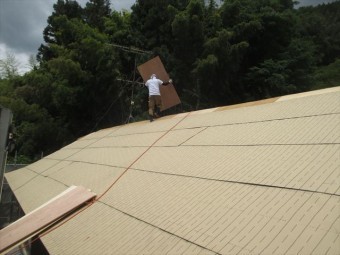 岡山県久米南町 屋根工事 屋根リフォーム 5.5ベニヤ合板運び