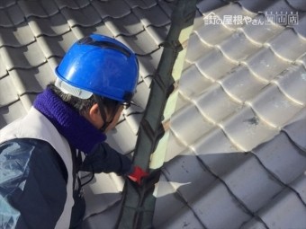 岡山市北区 雨漏り修理 谷板金の銅板に穴