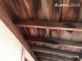 岡山市北区 雨漏り修理 野地板に雨漏り跡が
