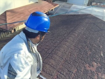 岡山市南区 雨漏り修理 倉庫 屋根に上がり点検