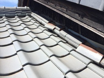 岡山市南区でのし瓦が崩れています。