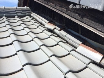 岡山市南区でのし瓦が崩れています。