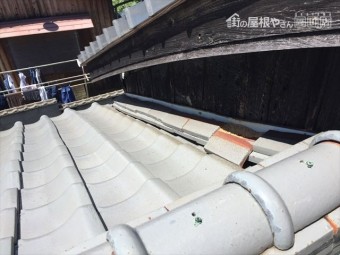 岡山市南区でのし瓦が崩れています。