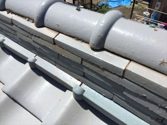 岡山市南区でのし瓦が崩れています。