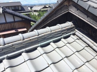 岡山市南区でのし瓦が崩れています。