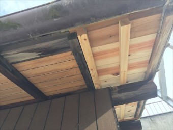 岡山市中区 屋根の板 黒く腐る