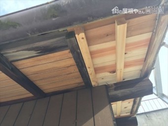 岡山市中区 屋根の板 黒く腐る