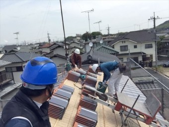 岡山市南区 瓦を配る