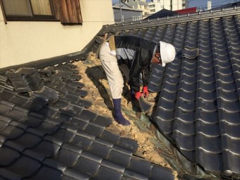 岡山市北区 雨漏り修理 谷板金取り替え工事 瓦撤去