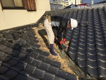 岡山市北区 雨漏り修理 谷板金取り替え工事 瓦撤去